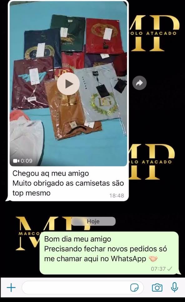 Cliente mostrando os produtos recebidos e comentando positivamente